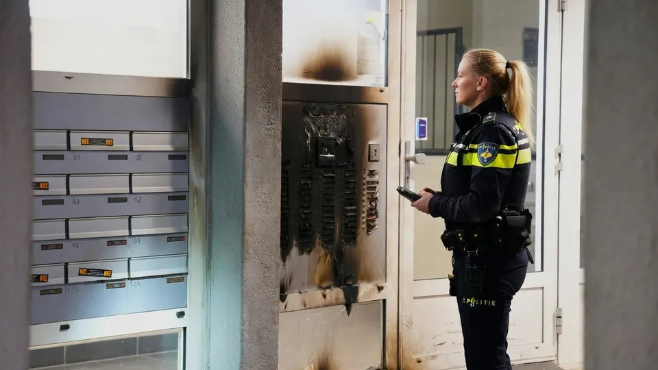 Politie onderzoekt brandschade aan brievenbussen en belpaneel bij flat in Den Bosch