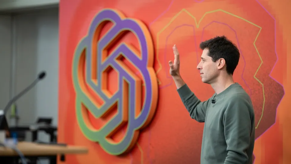 OpenAI-medewerker bij het logo van het bedrijf achter ChatGPT