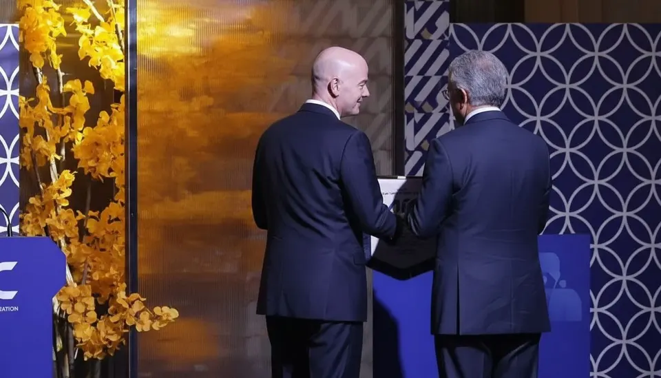 Gianni Infantino en sjeik Salman bin Ibrahim al Khalifa tijdens het AFC-congres