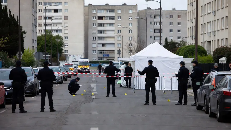 Agenten onderzoeken de plek van een dodelijke schietpartij in een Franse voorstad