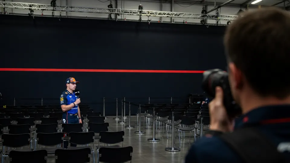 Max Verstappen staat in een lege persruimte tijdens het Formule 1-weekend in Hongarije