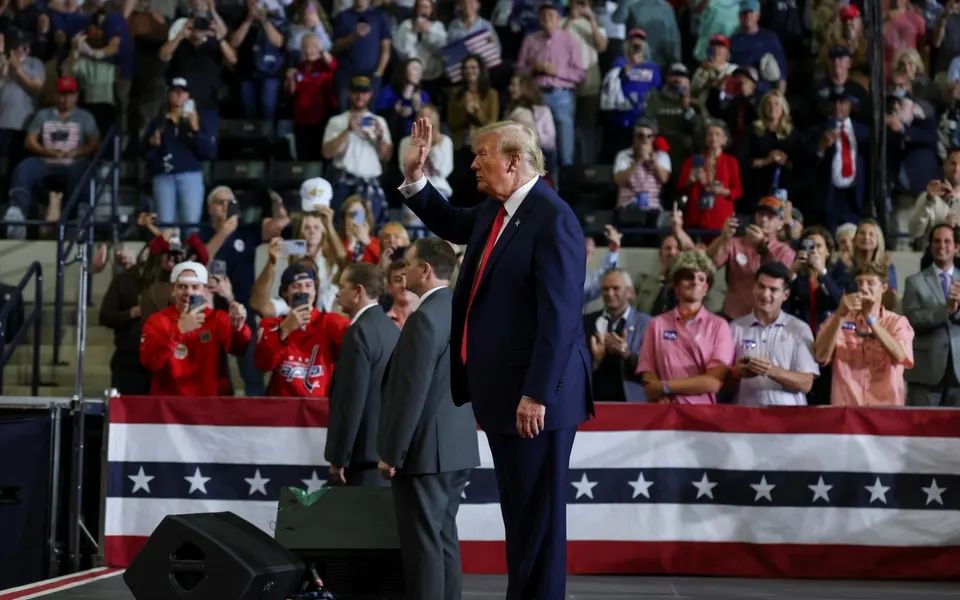 Donald Trump zwaait tijdens een campagnebijeenkomst in de Verenigde Staten