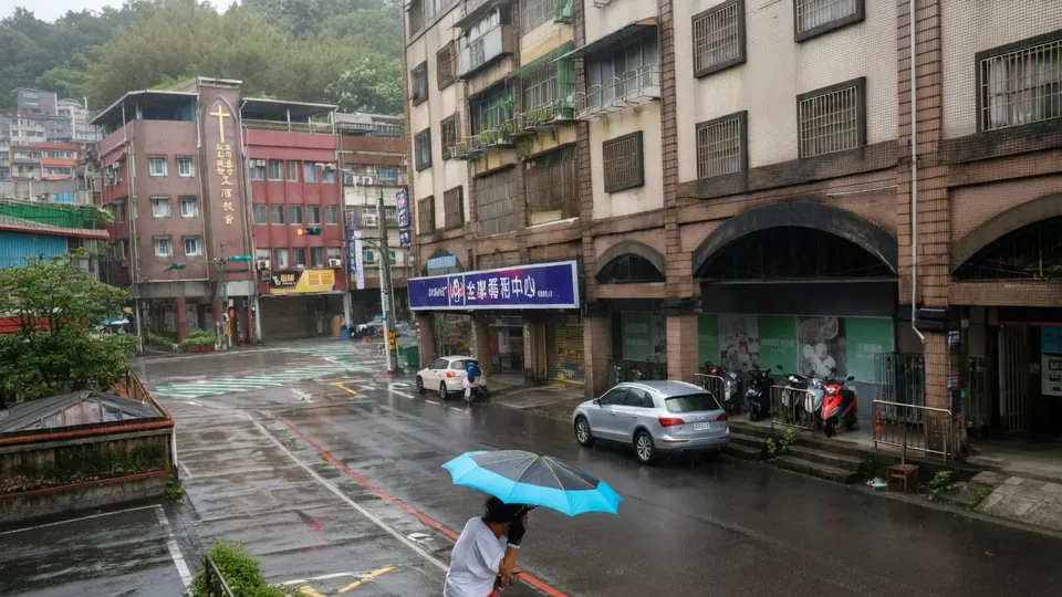 Door supertyfoon Champi staat een straat in Taiwan blank en schuilen mensen onder paraplu's
