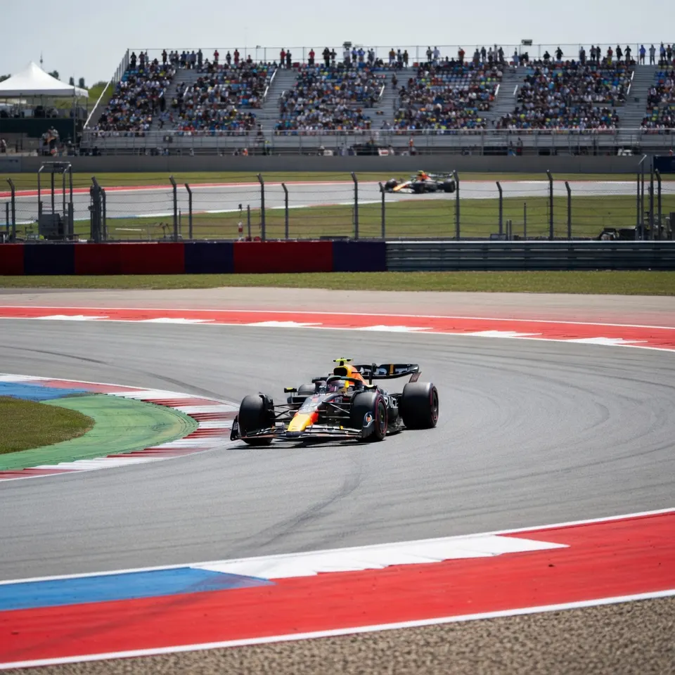 Max Verstappen rijdt tijdens de tweede vrije training in Austin