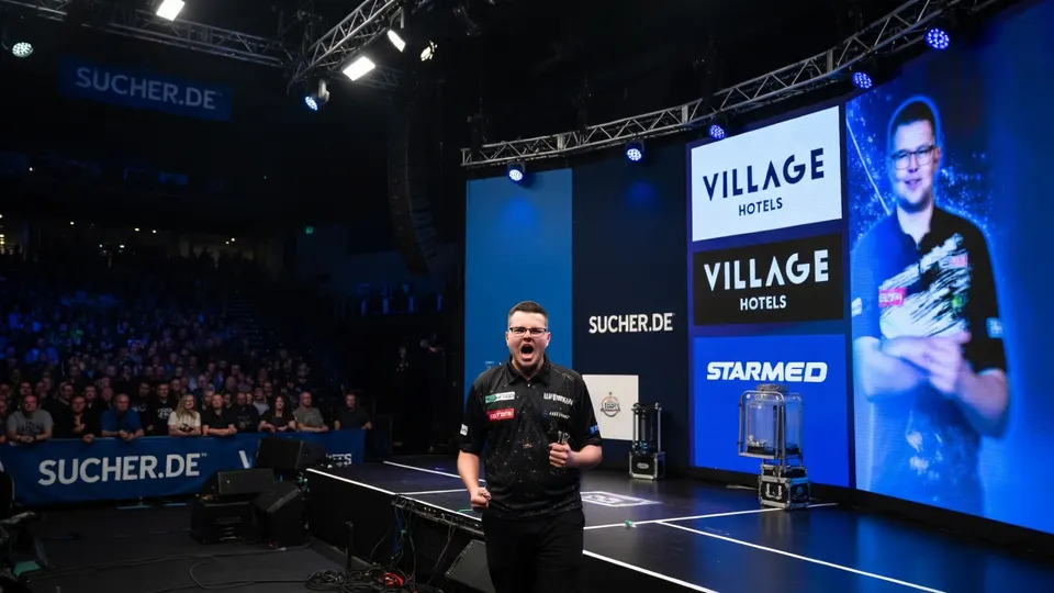 Gian van Veen op het podium tijdens het EK darts