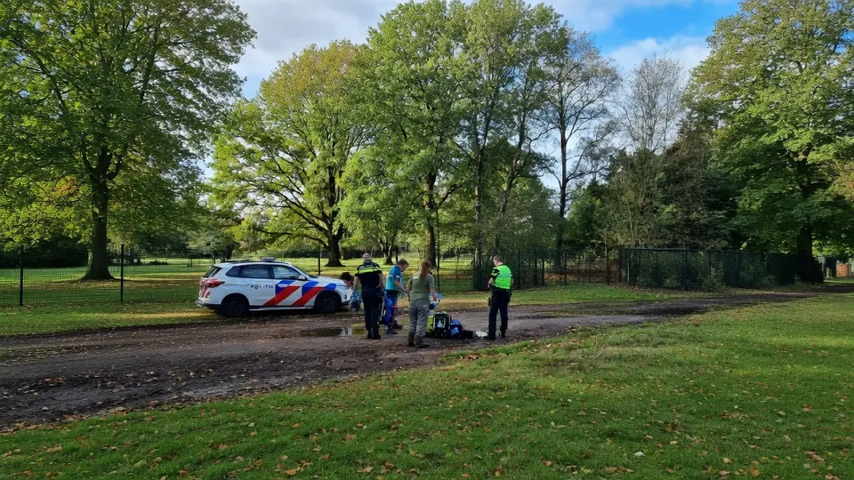 Hulpdiensten bij het verblijf in Beekse Bergen na de aanval op een dierenverzorgster