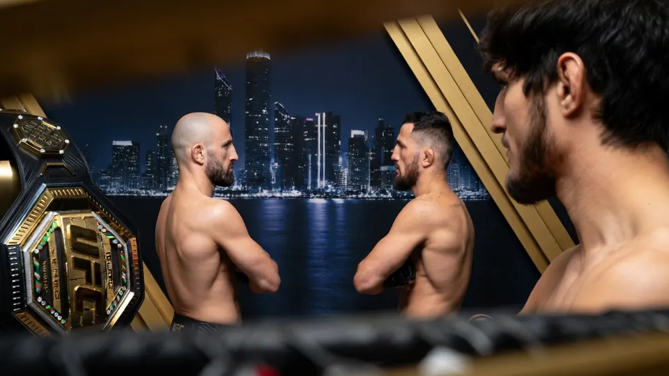 Alexander Volkanovski en Movsar Evloev staan tegenover elkaar tijdens UFC 333
