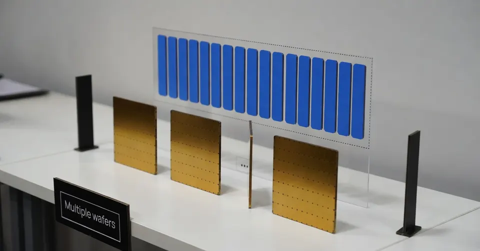 Cerebras toont meerdere wafers in een opstelling voor het verdelen van AI-modellen