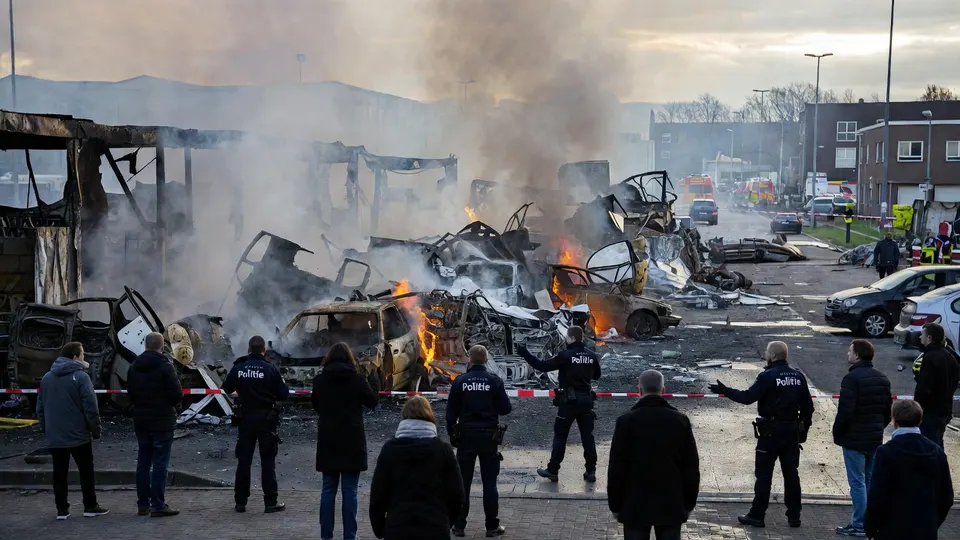 Politie houdt mensen op afstand na de brand bij een autosloperij in Zoetermeer