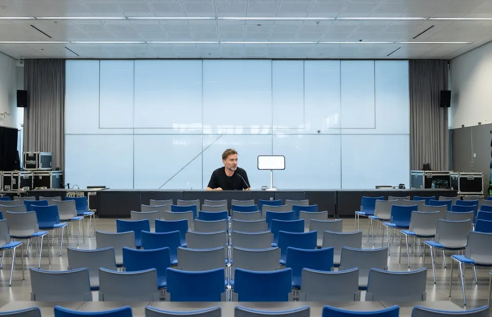 Lege perszaal waar Jürgen Klopp als bondscoach van Duitsland werd gepresenteerd