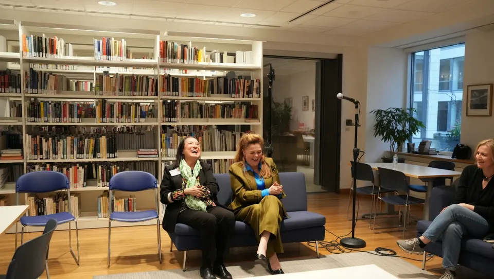 Noëlle Sanders van Beter Amersfoort zit tijdens een gesprek op de bank
