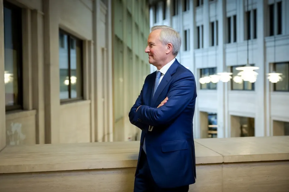 Minister Van der Burg in een regeringsgebouw