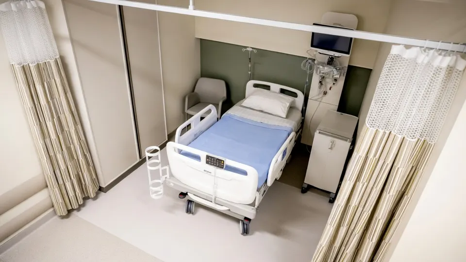 Een ziekenhuisbed in een ziekenhuiskamer