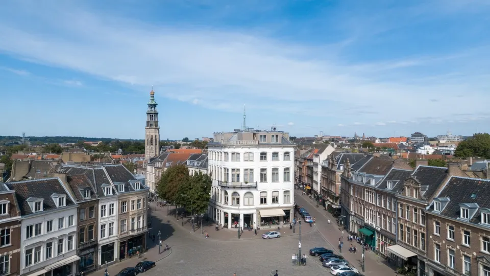 Luchtfoto van een Nederlandse stad met historische gebouwen en een kerktoren