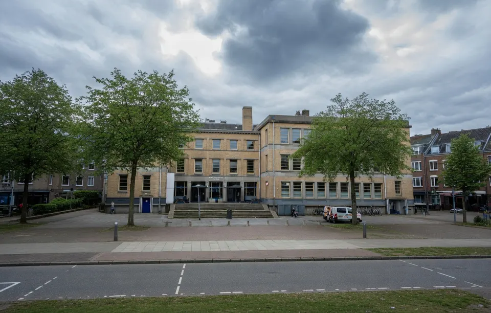 Het gebouw van het Cornelius Haga Lyceum in Amsterdam