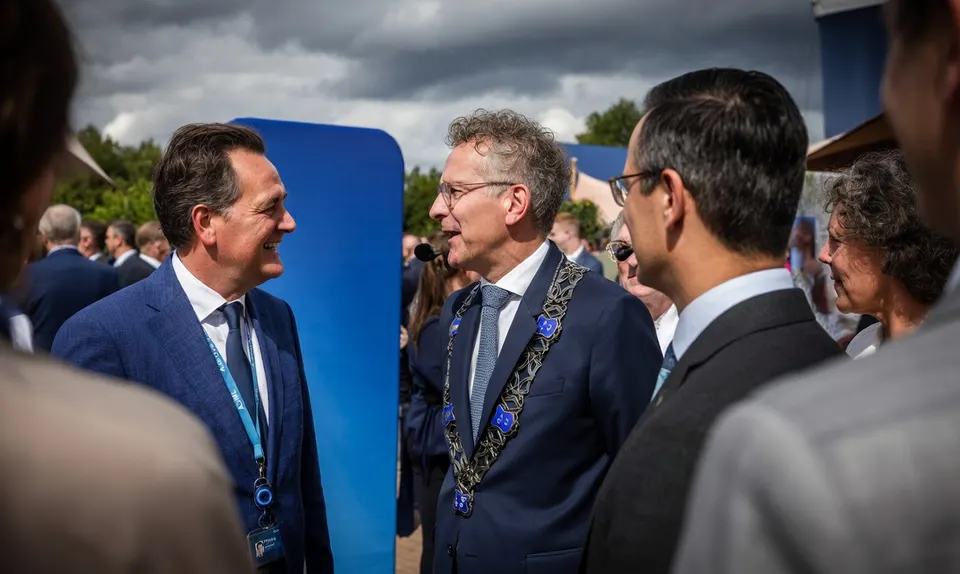 ASML-topman Peter Wennink in gesprek tijdens een bijeenkomst