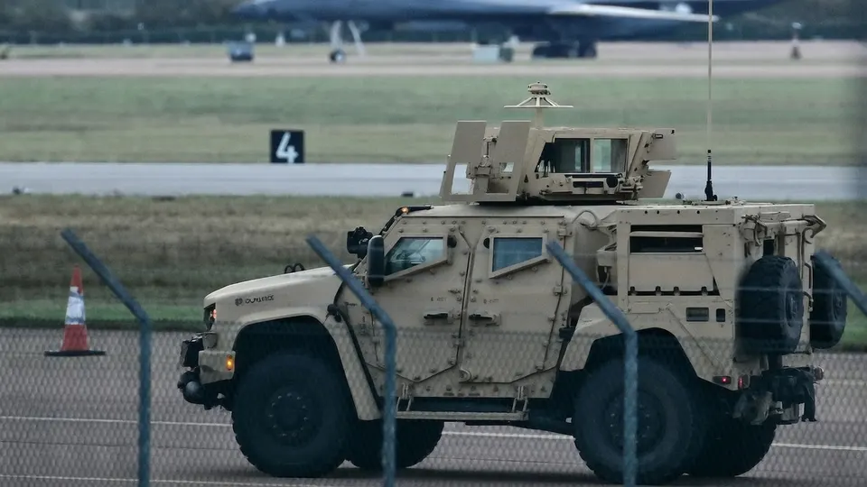 Gepantserd voertuig bij de luchtmachtbasis RAF Fairford