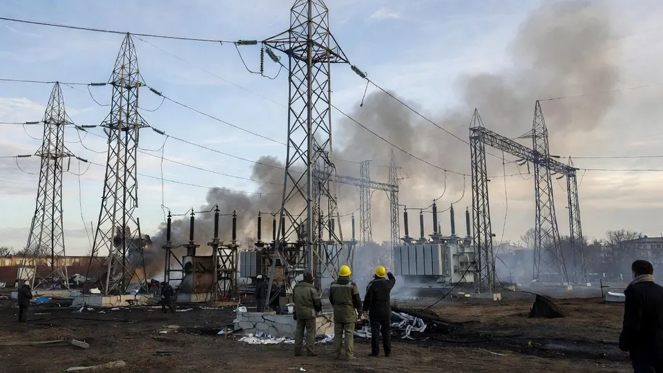 Brand en rook boven een beschadigd Oekraïens elektriciteitsstation na een aanval