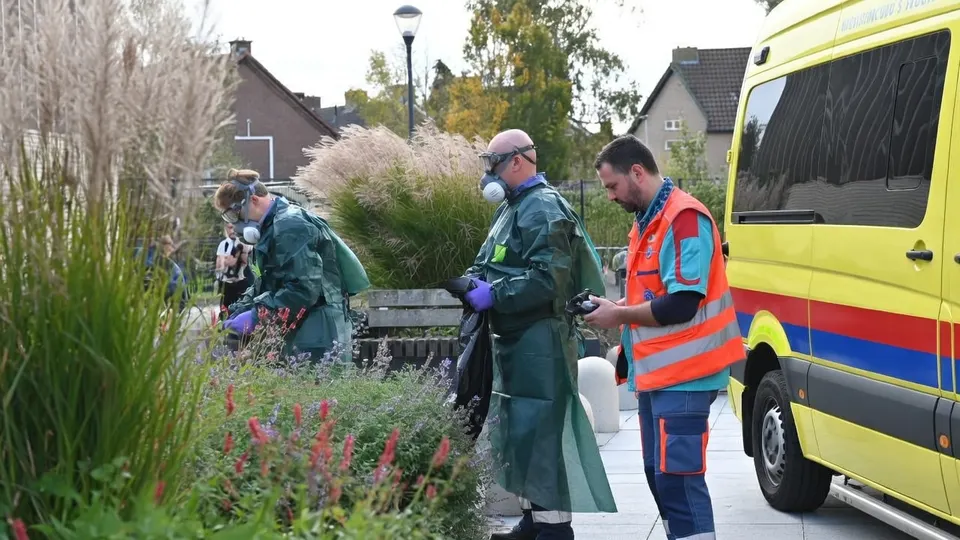Hulpdiensten staan bij zwembad De Banakker in Etten-Leur na een lekkage van chloorgas
