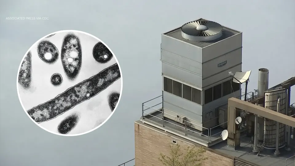 Koelinstallatie op een dak en een microscopisch beeld van legionellabacteriën