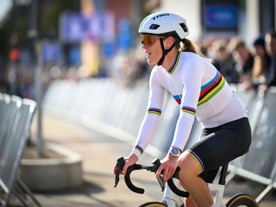 Lucinda Brand rijdt in haar wereldkampioenentrui op de fiets