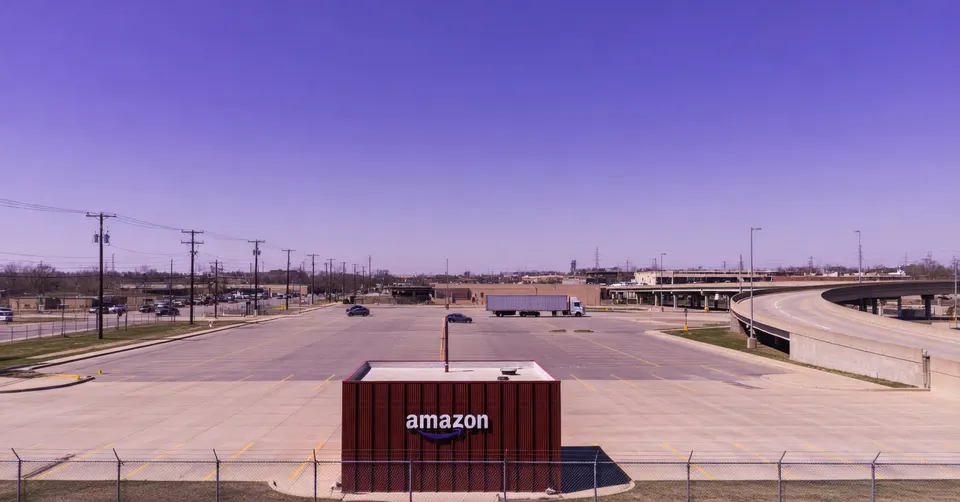 Een Amazon-container op een terrein bij een logistieke locatie