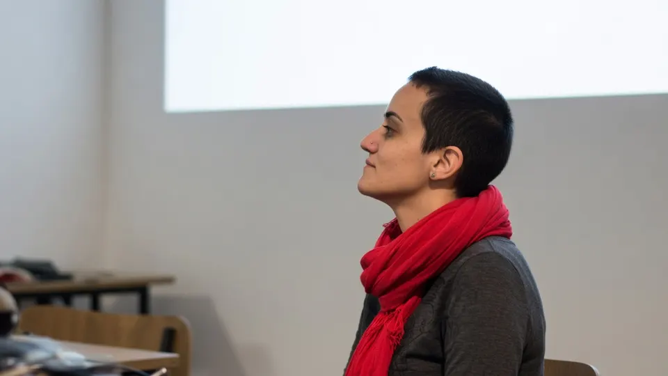 Egyptische journalist Lina Attalah tijdens een bijeenkomst