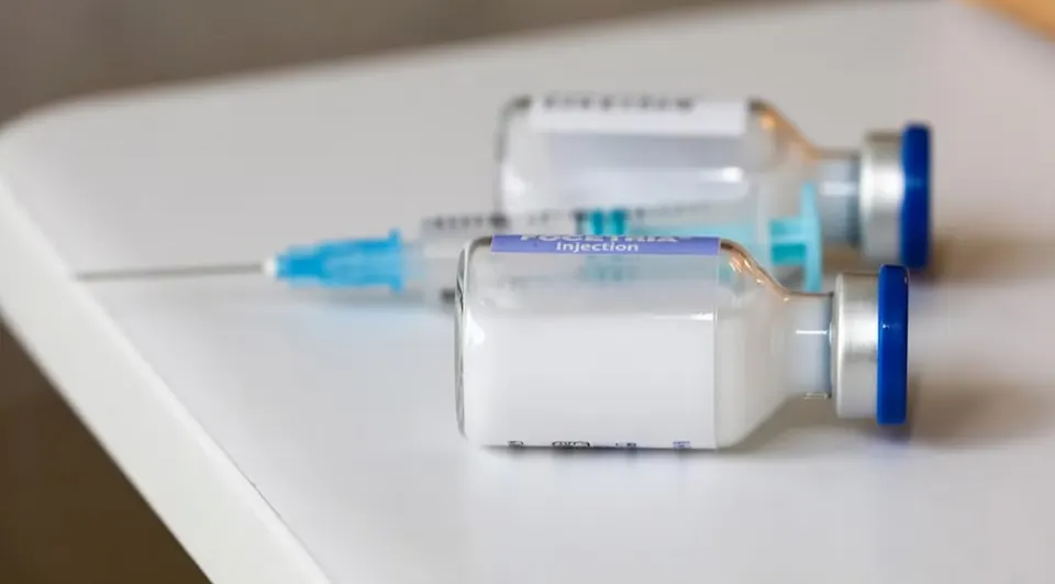 Vaccinflacons en een injectiespuit liggen klaar voor de griepprik