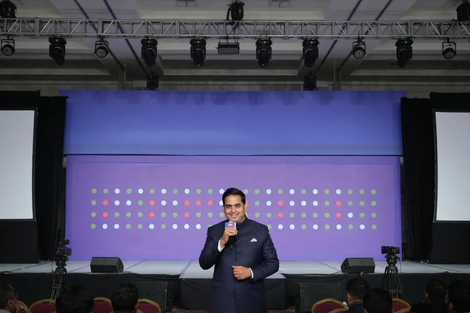Akash Ambani spreekt tijdens een presentatie van Jio Platforms
