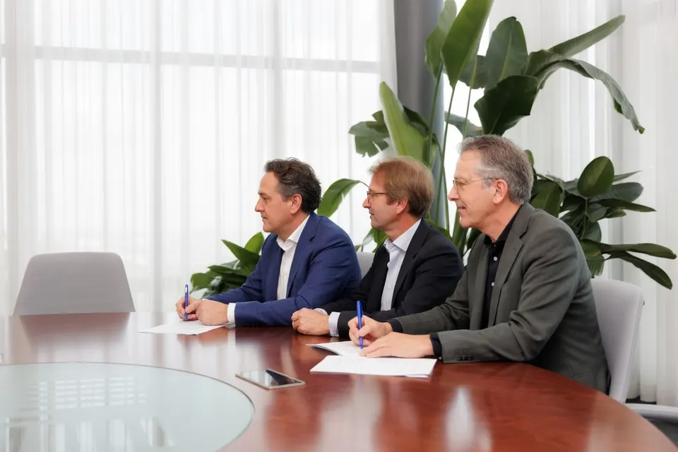 ASML-bestuurder Frank Heemskerk en burgemeester Jeroen Dijsselbloem ondertekenen de intentieovereenkomst
