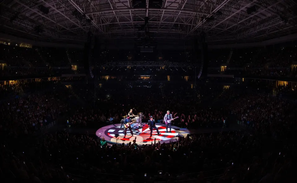U2 treedt op tijdens een concert op een rond podium