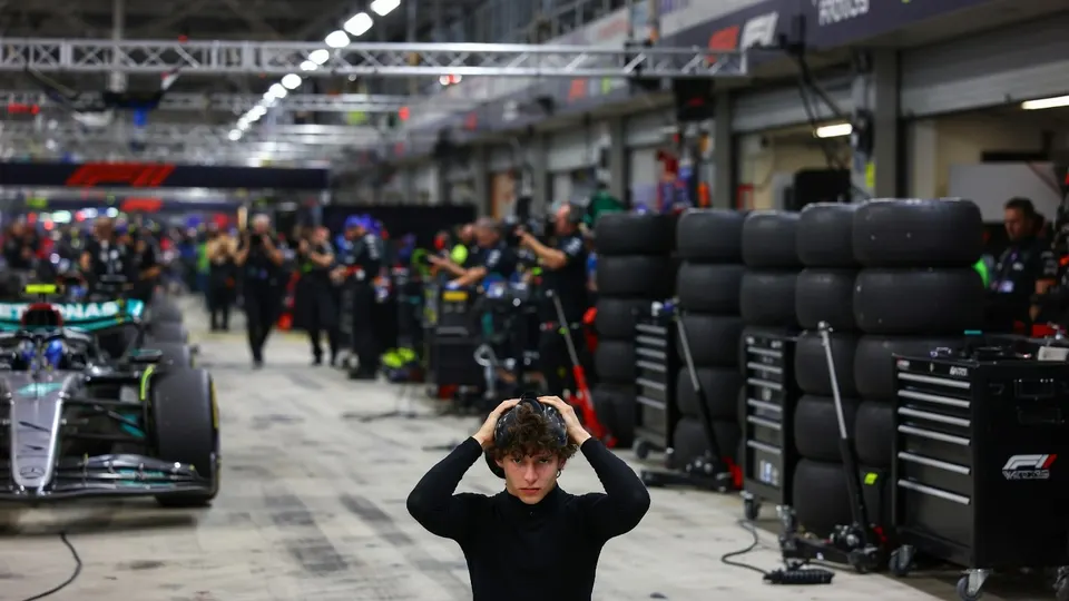 Kimi Antonelli loopt door de Formule 1-pitstraat in Mexico-Stad