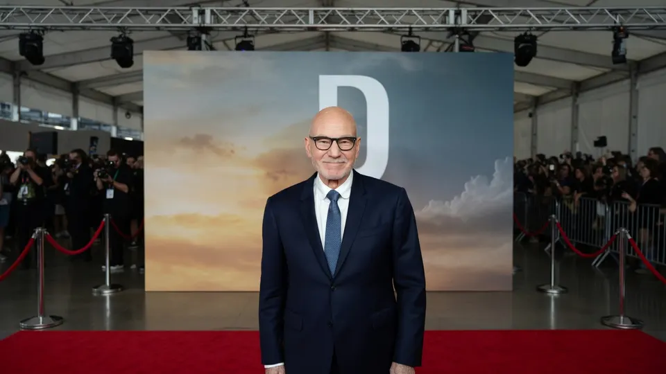 Patrick Stewart poseert op de rode loper tijdens een evenement