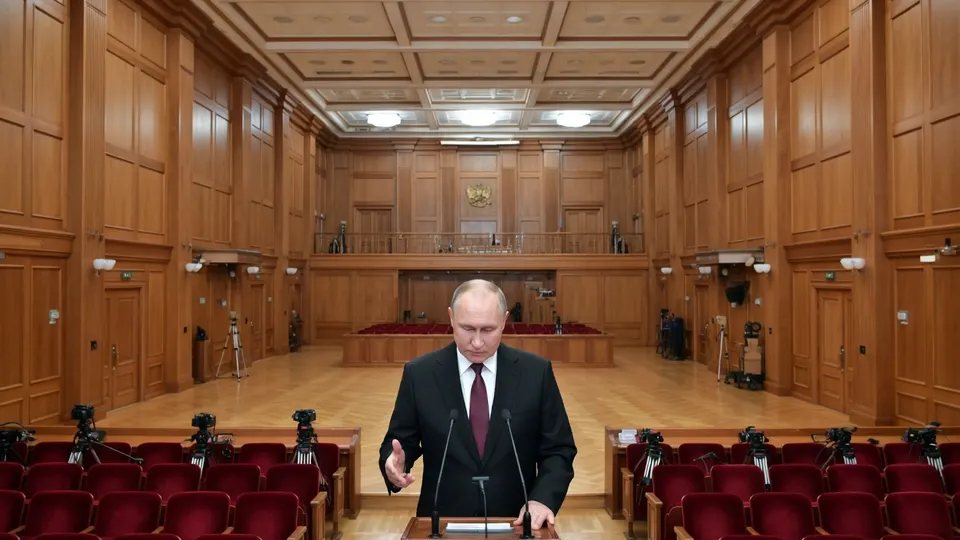 De Russische president Vladimir Poetin spreekt in een zaal in Moskou