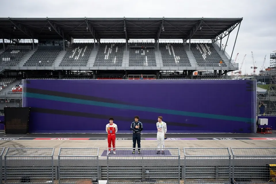 Drie Formule 1-coureurs staan op het Autódromo Hermanos Rodríguez in Mexico-Stad