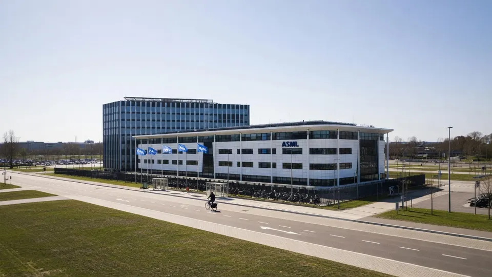 ASML-gebouw in Veldhoven, een van de bedrijven die machines maakt voor de chipindustrie