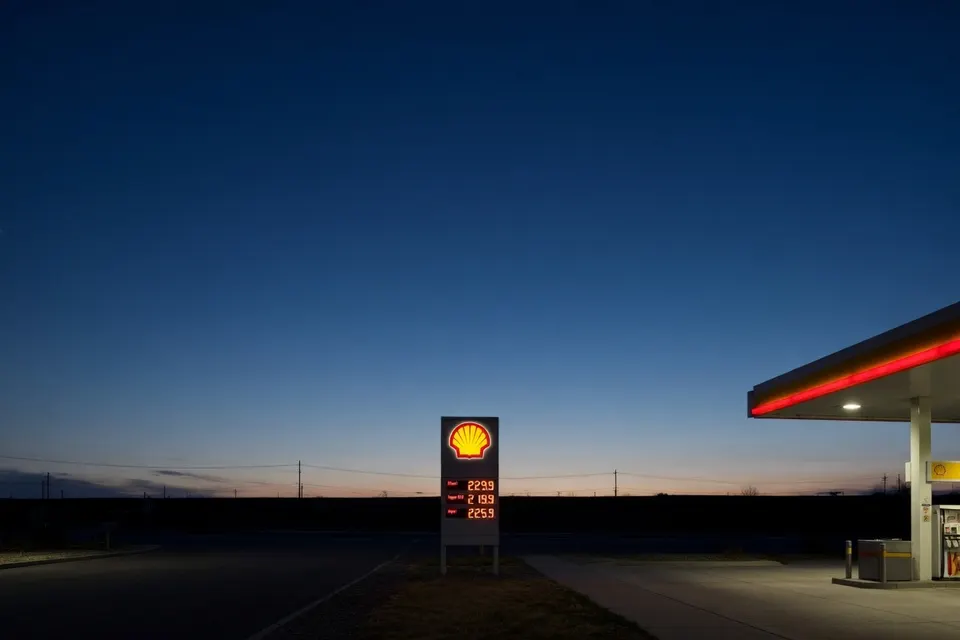 Een Shell-tankstation bij het vallen van de avond