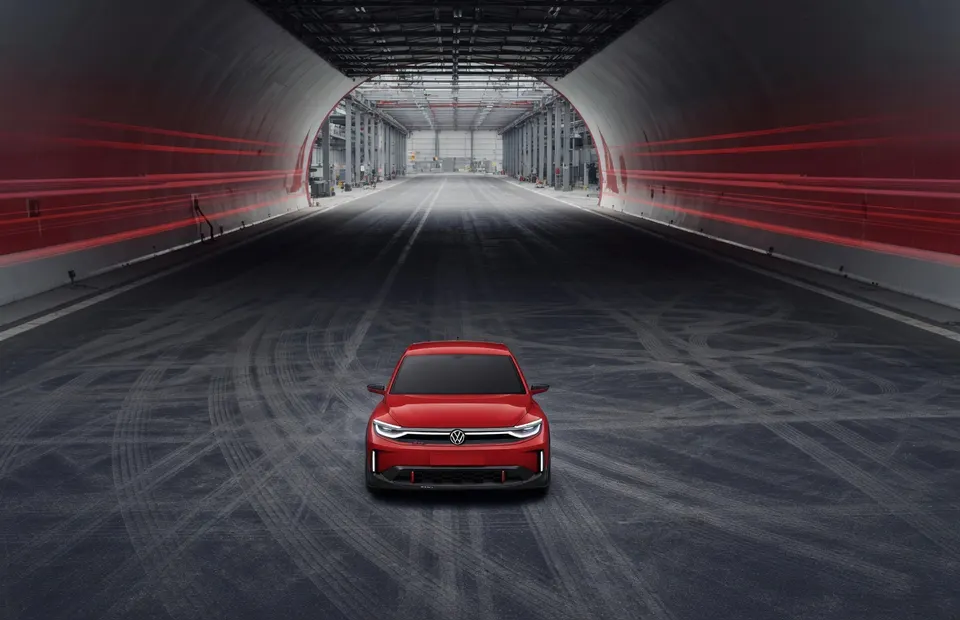 Volkswagen toont een rode auto in een fabriekshal, te midden van de tijdelijke stop van de elektrische Golf