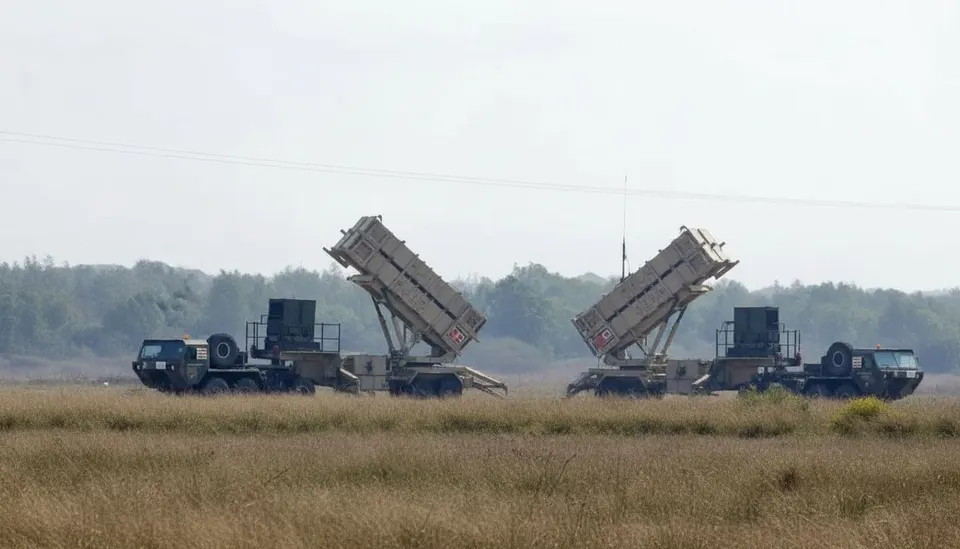 Patriot-luchtverdedigingssystemen op een militair oefenterrein