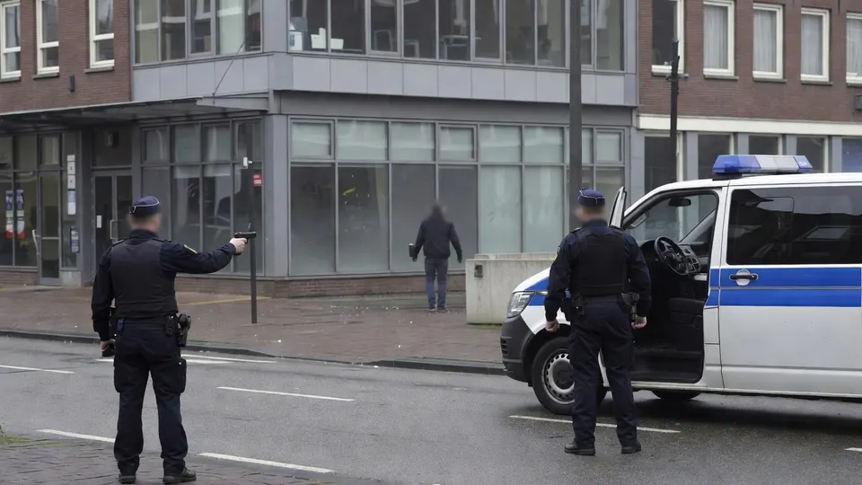 Agenten bij een politie busje na de overval en aanhouding van twee verdachten in Rotterdam