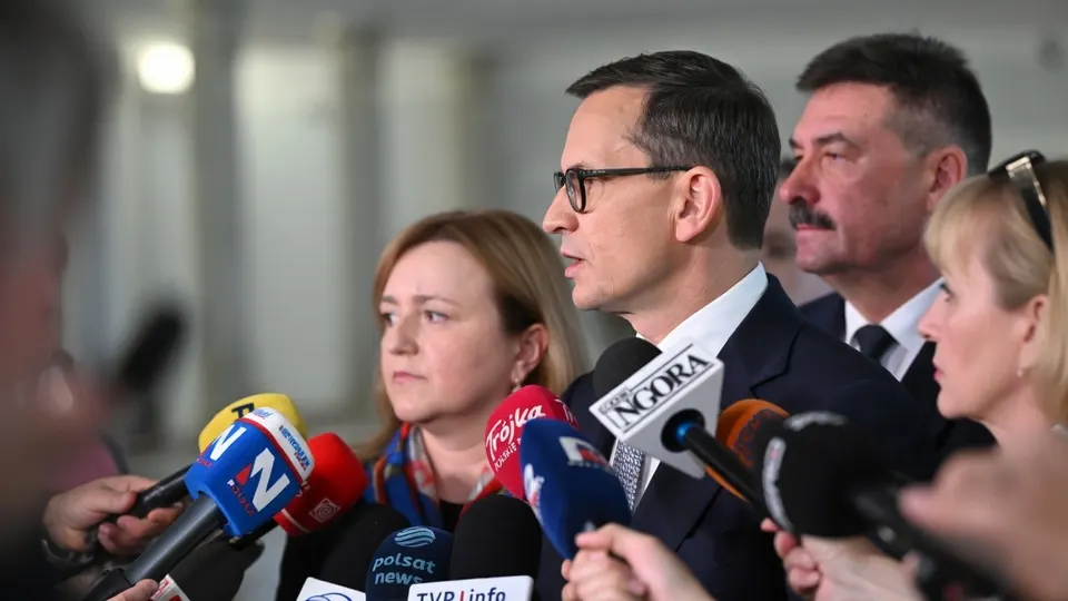 Mateusz Morawiecki spreekt de pers toe na het vertrek van tientallen parlementariërs uit PiS