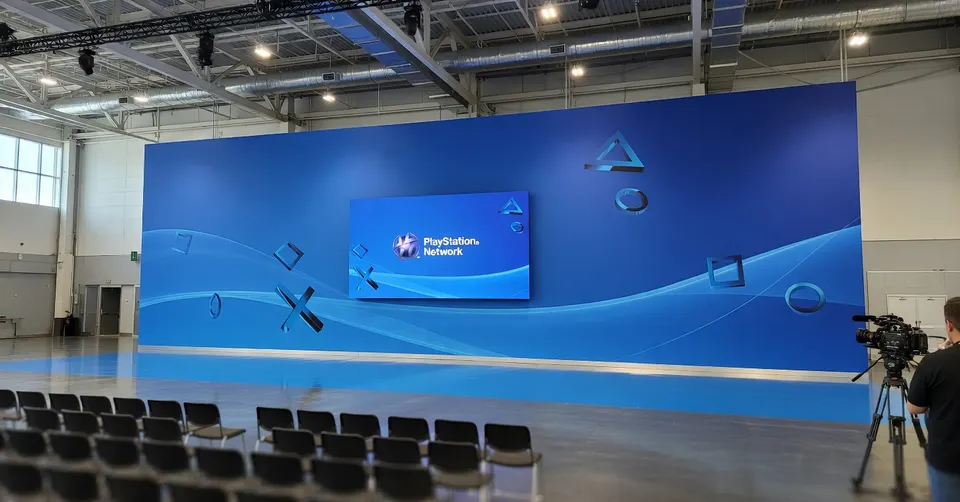 Lege zaal met PlayStation Network-presentatiescherm tijdens de storing van de online diensten