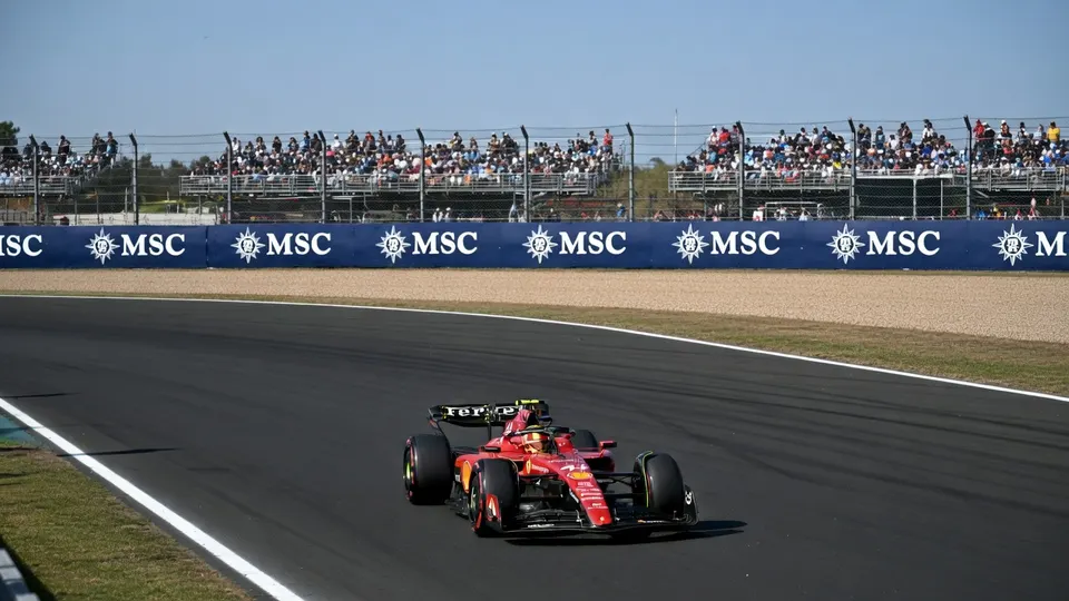 Charles Leclerc rijdt tijdens de vrije training voor de Grand Prix van Hongarije