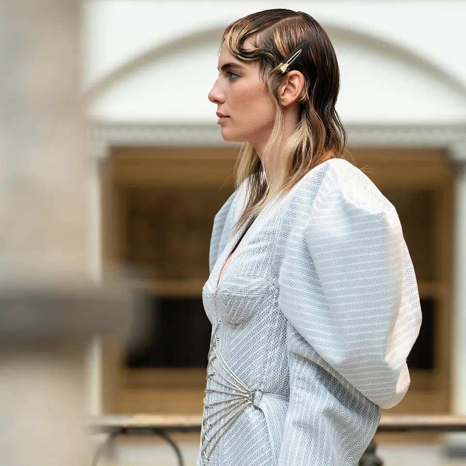 Maan de Steenwinkel loopt als model mee in de jubileumshow van Tess van Zalinge in Utrecht