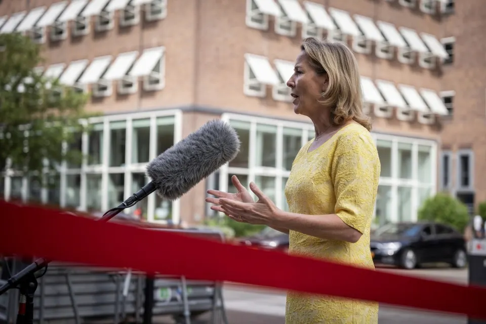 Minister Stientje van Veldhoven spreekt de pers toe