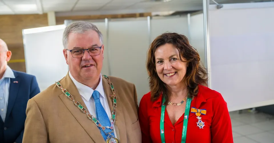 Vierdaagse-onderzoeker Maria Hopman met de burgemeester van Nijmegen