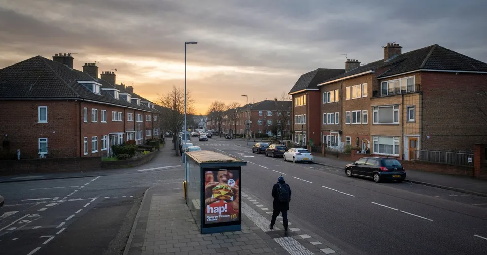 Bushokje met reclame voor ongezonde voeding in een Utrechtse woonwijk