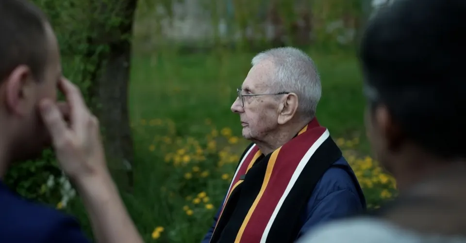 De 100-jarige Arnhemse bevrijder Arnold Walton draagt de Thank You Liberators Medal