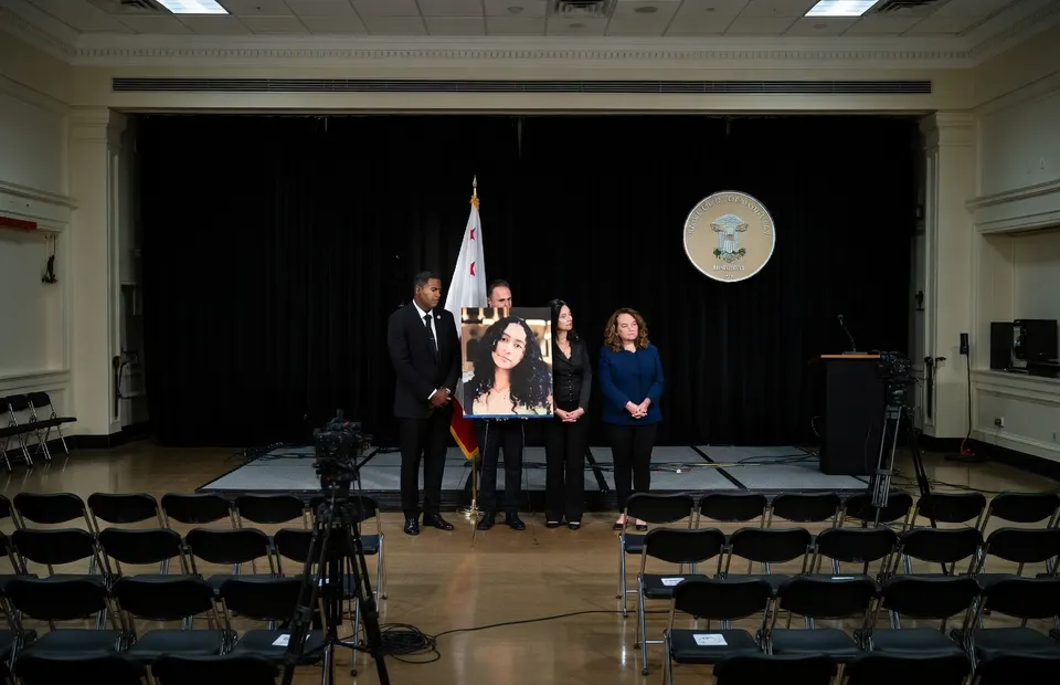 Tijdens een hoorzitting in Los Angeles houden betrokkenen een foto van Celeste Rivas Hernandez vast