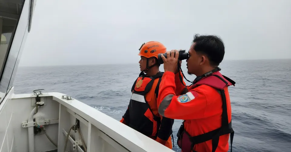 Indonesische reddingswerkers zoeken vanaf een boot naar de vermiste opvarenden bij Sulawesi